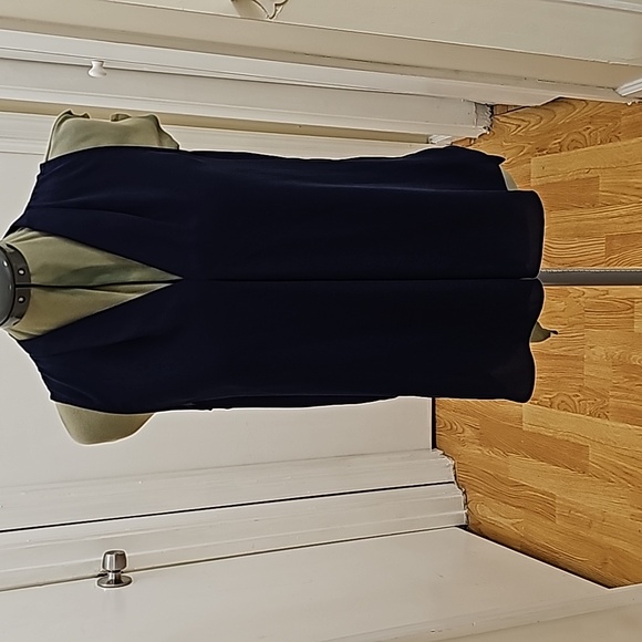 🔥Bundle. 2 Vince Camuto sleeveless v-neck blouses with inverted front. Sz S - Picture 2 of 9